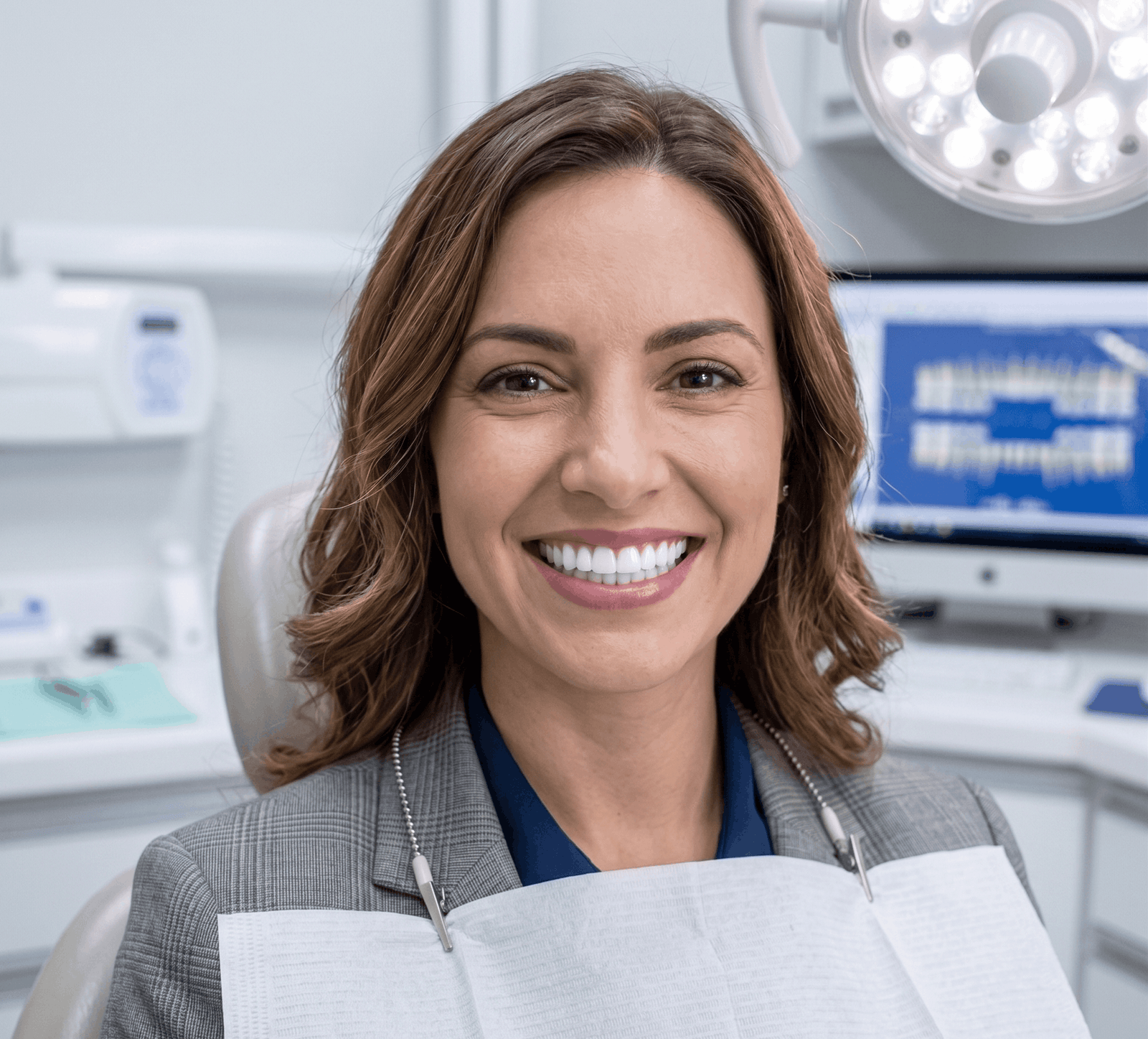 Mulher sorrindo na cadeira do consultório exibindo seus dentes brancos após finalizar o tratamento de clareamento dental em Valinhos.