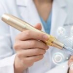 Aplicação facial de microagulhamento com PDRN e exossomos em Valinhos, com ilustração gráfica de DNA destacando a regeneração celular.