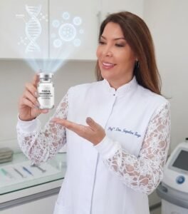 Dra. Jaqueline Fiuza apresentando o tratamento de PDRN e exossomos em Valinhos, com projeção holográfica de DNA ilustrando a regeneração celular profunda.